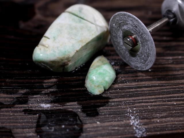 糸魚川の海岸でみつけた、翡翠とキツネ石を磨いてみる